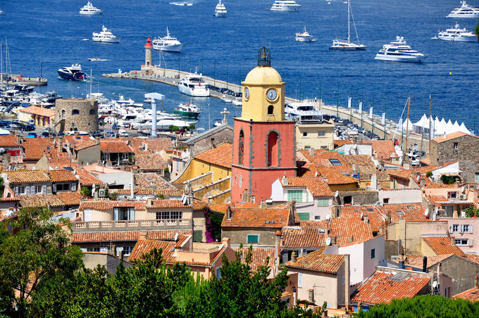 Saint Tropez ở miền Đông Nam nước Pháp từng là một làng chài nhỏ kiêm khu quân sự cho đến đầu thế kỷ 20. Sau chiến tranh, nó trở thành một trong những điểm nghỉ mát được nhiều ngôi sao hàng đầu thế giới ưa chuộng. Đến đây, bạn bắt gặp hàng trăm chiếc thuyền buồm và du thuyền sang trọng neo bên bến cảng. 