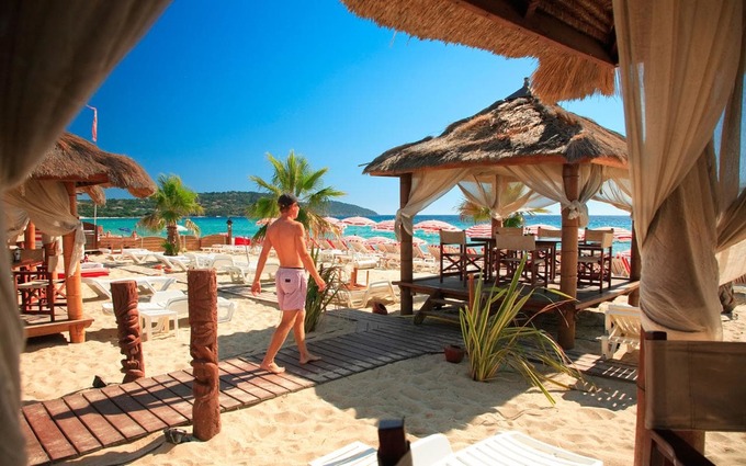 Các bãi biển của Tropezian nằm dọc theo bờ biển Baie de Pampelonne, kéo dài 5km từ phía nam thị trấn Saint Tropez đến phía đông Ramatuelle. Mỗi bãi biển rộng khoảng 30m với các mái lều tranh trang trí ở khu riêng hoặc công cộng, phía ngoài là dãy ghế dù tắm nắng dành cho du khách.