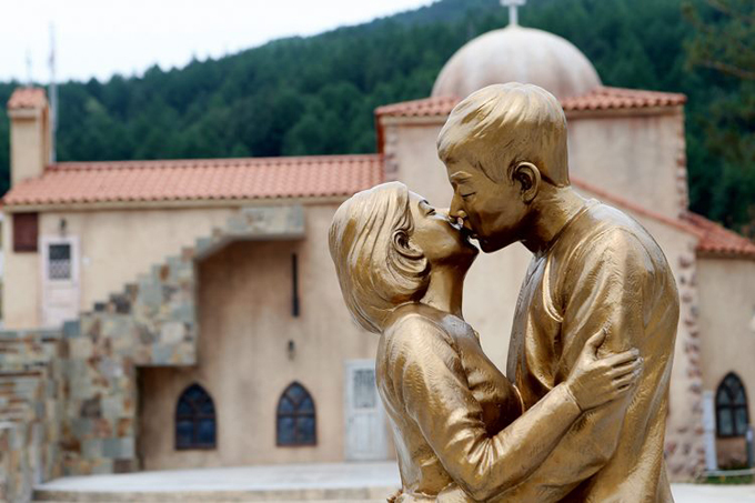 Bức tượng đại úy Yoo Si Jin và bác sĩ Kang Mo Yeon trao cho nhau nụ hôn ngọt ngào được phục dựng ở Taebaek.