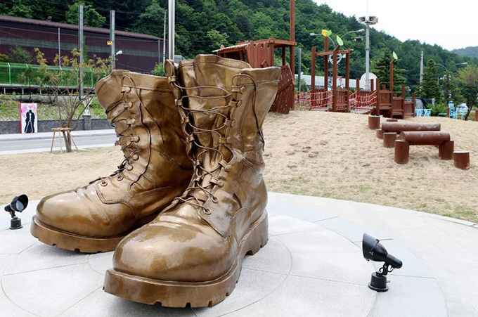 Đôi giày quân đội mà đại úy Yoo đã đưa cho bác sĩ Kang trong phim được làm với tỷ lệ lớn hơn.