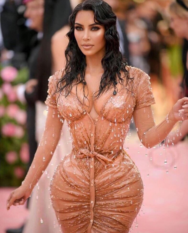 Kim xuất hiện gợi cảm tại Liên hoan phim Cannes với mái tóc đen dài óng ả.