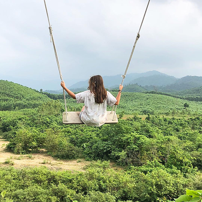 Đúng như tên gọi của mình, nông trại nằm giữa những vườn hoa, vườn ổi bao quanh là đồi núi bao la trập trùng. Ngay phía dưới là dòng suối mát lạnh, hoang sơ, đẹp chẳng kém "chốn bồng lai tiên cảnh". Ảnh: katanov_