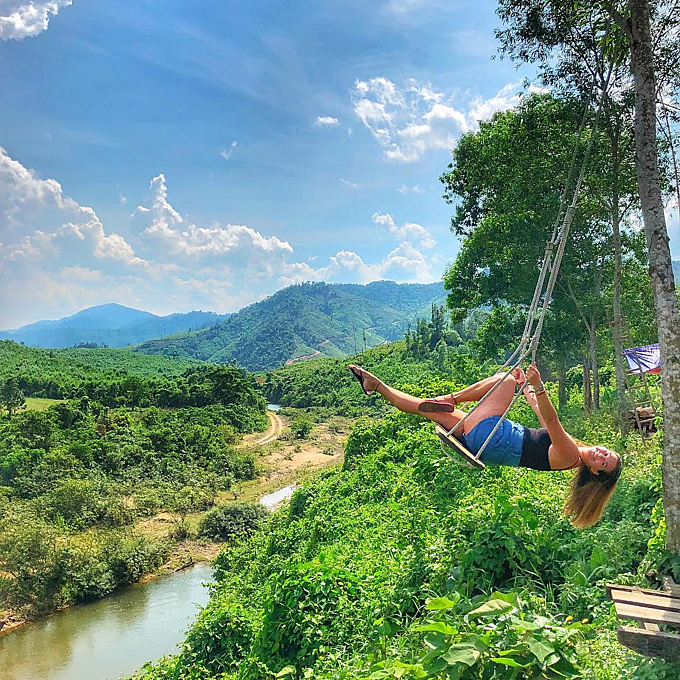 Bong Lai Swing Farm nằm ở thị trấn Phong Nha, cách sân bay Đồng Hới khoảng 40 km. Ảnh: with_love_em