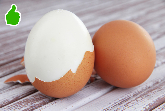 Để bóc trứng nhanh mà không bị bỏng tay, bạn đập nhẹ cho vỏ trứng hơi nứt một góc, sau đó cho vào nước lạnh cho nguội, sau đó bóc trứng khá dễ dàng mà lòng trắng không bị dính vào vỏ.