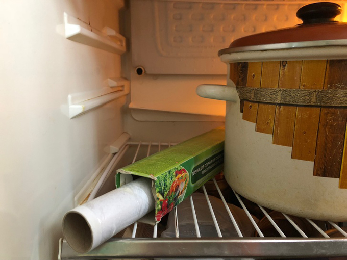 Màng bọc thực phẩm khi để ở ngoài rất dễ bị dính vào nhau. Hãy cho chúng vào tủ lạnh trước khi sử dụng. Việc này không làm giảm độ dính vào bát, đũa mà lại tiện lợi hơn khi sử dụng.