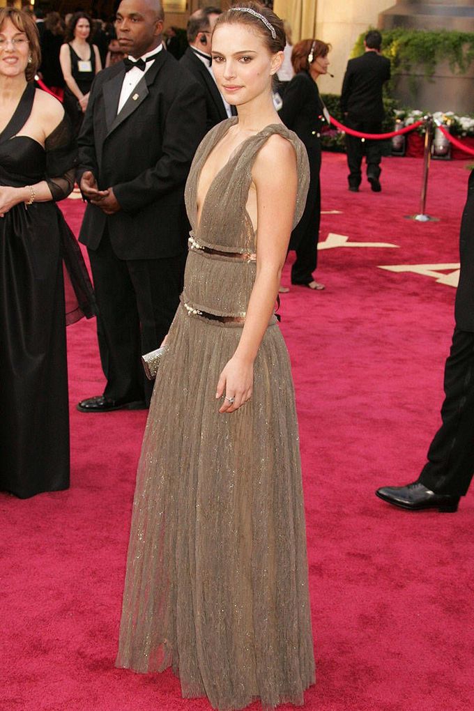 Để vào vai Nina Sayers trong phim Black Swan, Natalie Portman từng ép hơn 10 kg. Thời điểm đó cô chỉ ăn mỗi hạnh nhân và cà rốt.