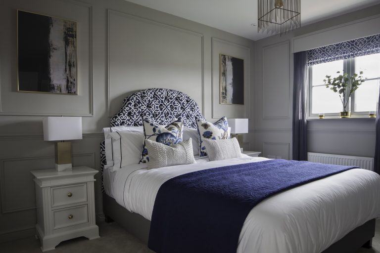 Sự kết hợp giữa tông màu trắng và các sắc màu xanh đậm nhạt đem đến không gian thiết kế phòng ngủ chung cư cao cấp