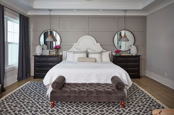 Sử dụng thiết kế phòng ngủ với việc bày trí không gian đối xứng từ đèn, gương tròn và tủ ở vị trí hai bên giường ngủ tạo nét đẹp khác biệt cho không gian.