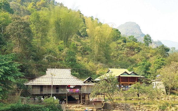 Ngôi nhà sàn gỗ với kết cấu đặc trưng của người Thái ở Khoen On - Ảnh: THÁI LỘC
