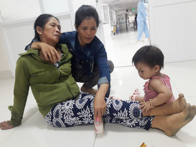 Mẹ (bìa trái) và con đầu của chị Liễu tại bệnh viện vào tối 13.7 Ảnh: Hoàng Trọng