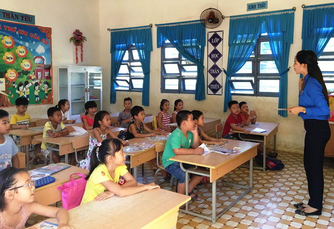 Lớp học tiếng Anh miễn phí tại xã Tam Mỹ Đông, H.Núi Thành, Quảng Nam Ảnh: Mạnh Cường
