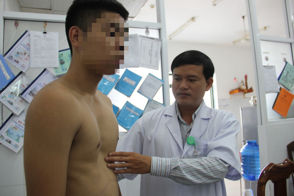 Nhiều trường hợp bị lõm ngực bẩm sinh đến điều trị tại Bệnh viện Đà Nẵng khi hố lõm đã xuất hiện khá sâu - Ảnh: TRƯỜNG TRUNG