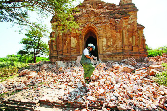 Cảnh hoang tàn tại một ngôi chùa ở Bagan sau trận động đất năm 2017 - Ảnh: REUTERS