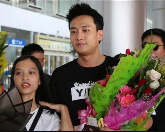 Fan Đà Nẵng chen lấn chụp ảnh với Quốc Trường