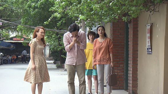 Cảnh trong tập 48 khiến khán giả rơi lệ, trong cảnh phim này NSƯT Trung Anh đã đề xuất cách diễn khác với kịch bản - Ảnh: VTV