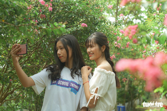 Bạn Trịnh Thị Huyền (bên phải) cùng bạn bè lưu lại những khoảnh khắc tuyệt vời cùng loài hoa tượng trưng cho sự chung thủy trong tình yêu