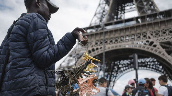 Họ có vài chục người chuyên rao bán các sản phẩm lưu niệm nhỏ gọn, mà chủ yếu là mô hình tháp Eiffel, và sẽ nhanh chân tẩu thoát khi thấy bóng dáng cảnh sát xuất hiện - Ảnh: LP/Arnaud Dumontier