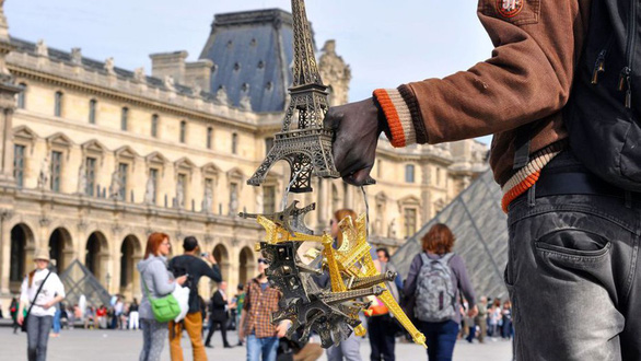 Một mô hình tháp Eiffel cỡ lớn được chào bán cho du khách - Ảnh: LP/J.V.