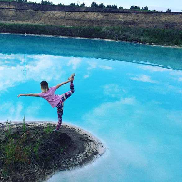 Một người dùng Instagram tạo dáng bên chiếc hồ - Ảnh chụp màn hình Instagram