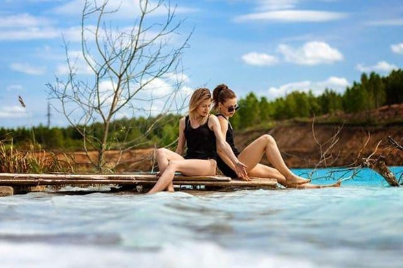 Hai cô gái ngồi vọc nước, ngâm chân - Ảnh chụp màn hình Instagram