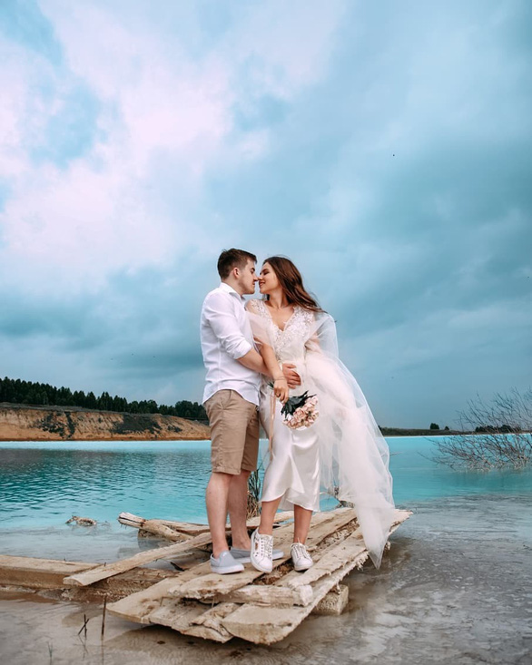 Nhiều cặp đôi chụp ảnh lãng mạn tại hồ nước - Ảnh chụp màn hình Instagram