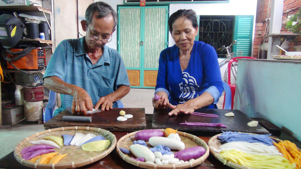 Suốt hơn 40 năm, hai vợ chồng ông Trung đã nâng niu giữ gìn cách làm bánh dân gian truyền thống - Ảnh: MINH TÂM