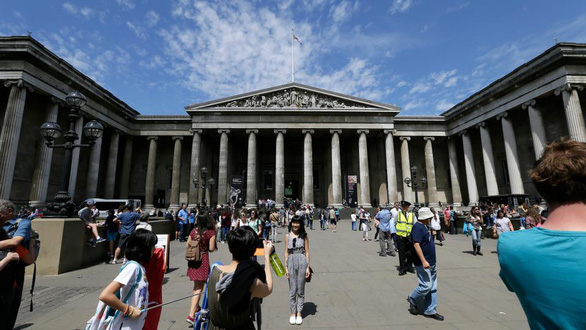 Các du khách qua lại bên ngoài Bảo tàng Anh tại Bloomsbury, London (Anh) - Ảnh: AP