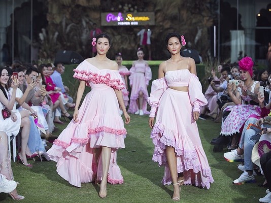 H’Hen Niê, Lệ Hằng dịu dàng nữ tính trong sắc hồng mùa hạ