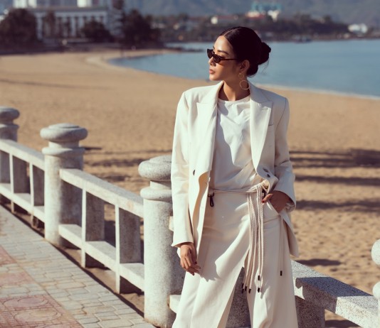 Á hậu Hoàng Thùy khoe nét cá tính trong trang phục tự thiết kế