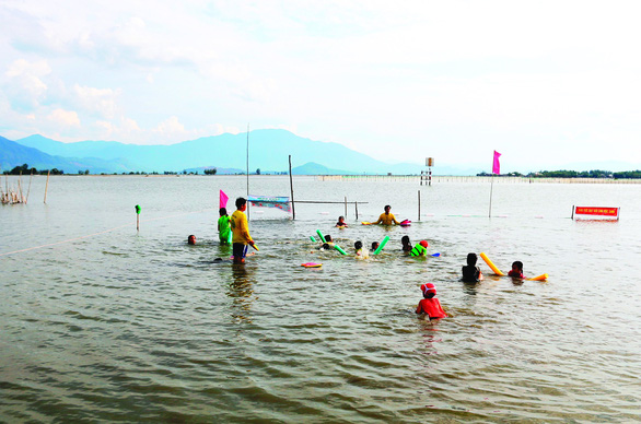 Điều kiện kinh tế còn khó khăn, các thầy giáo ở xã Vinh Hưng (huyện Phú Lộc) đã dùng lưới, dây thừng ngăn một khoảng nước nông trên phá Tam Giang lại làm chỗ dạy bơi miễn phí cho lũ trẻ ở đây
