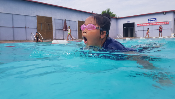 Trong buổii tổng kết sáng 19-7, bạn Kiều Trang (8 tuổi,  xã Phong Hiền)  tự tin bơi hơn 15m sau khóa học