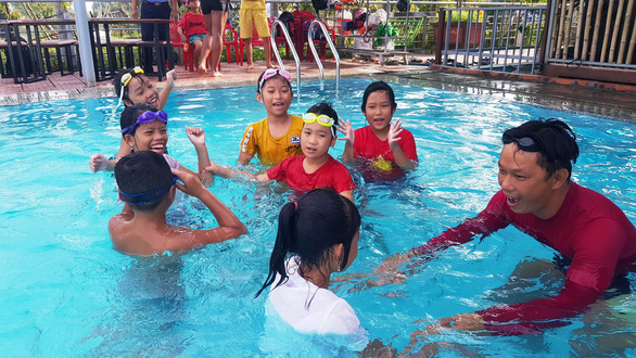 Nụ cười luôn nở trên môi các học viên cũng như giáo viên ở lớp học bơi miễn phí tại xã Phong Hiền. Theo thầy Kỳ, không khí vui tươi là điều cốt yếu giúp các em tự tin khi xuống nước