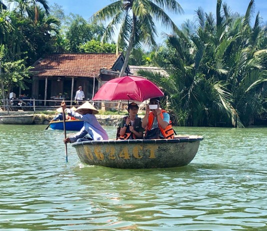 Mê mẩn với vẻ đẹp lộng lẫy, bình yên khi đi thuyền thúng ở Hội An