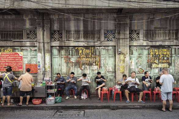 Một cửa hàng thức ăn đường phố ở Bnag Kok - Ảnh: Bangkok Post