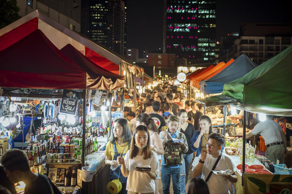 Một khu chợ đêm ở Bangkok - Ảnh: Bangkok Post