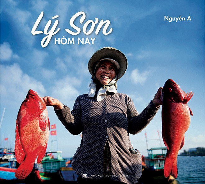 Sách ảnh Lý Sơn hôm nay do NXB Thông Tấn xuất bản, giới thiệu hơn 500 bức ảnh được nhiếp ảnh gia Nguyễn Á thực hiện từ năm 2014 đến 2019.