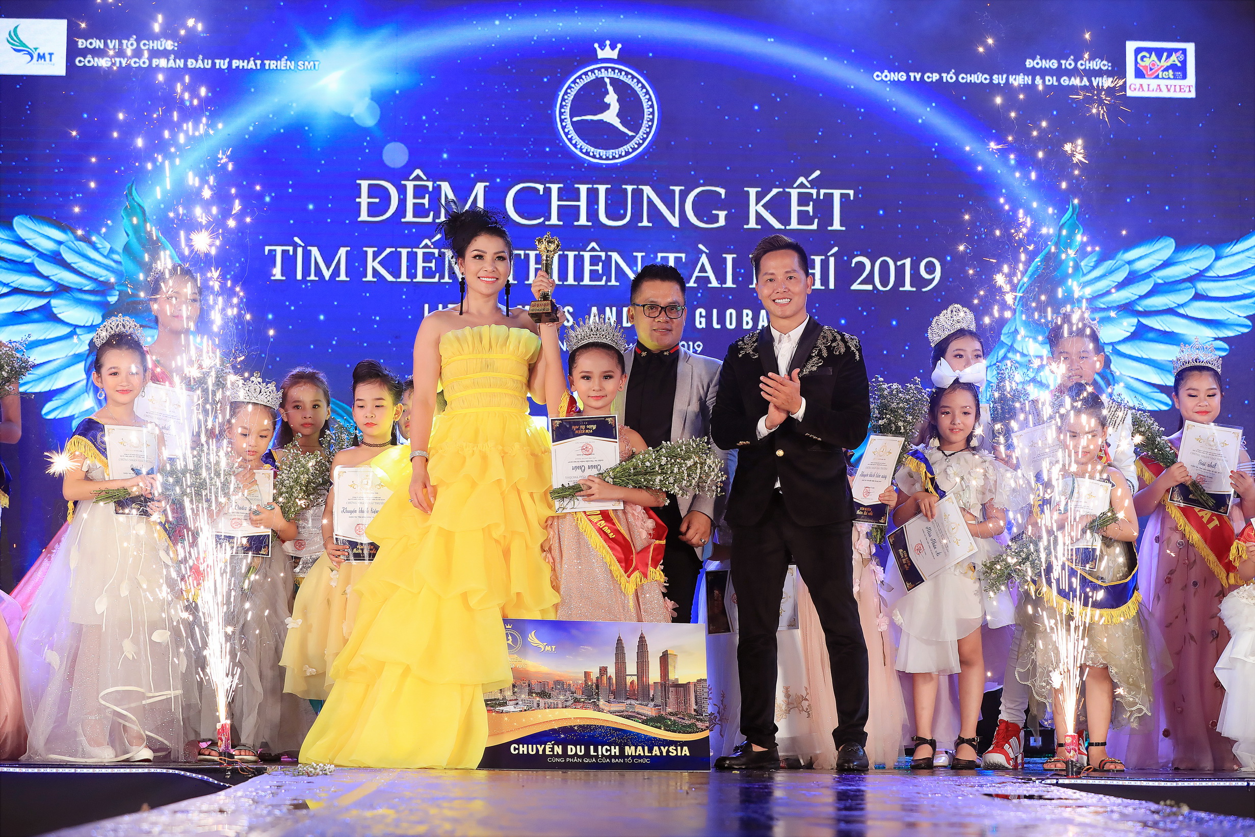 Hoa hậu Đàm Hương Thủy cùng NTK Thiệu Vy, Huấn luyện viên Quốc tế Tiến Thuận trao giải cho quán quân mùa giải 2019