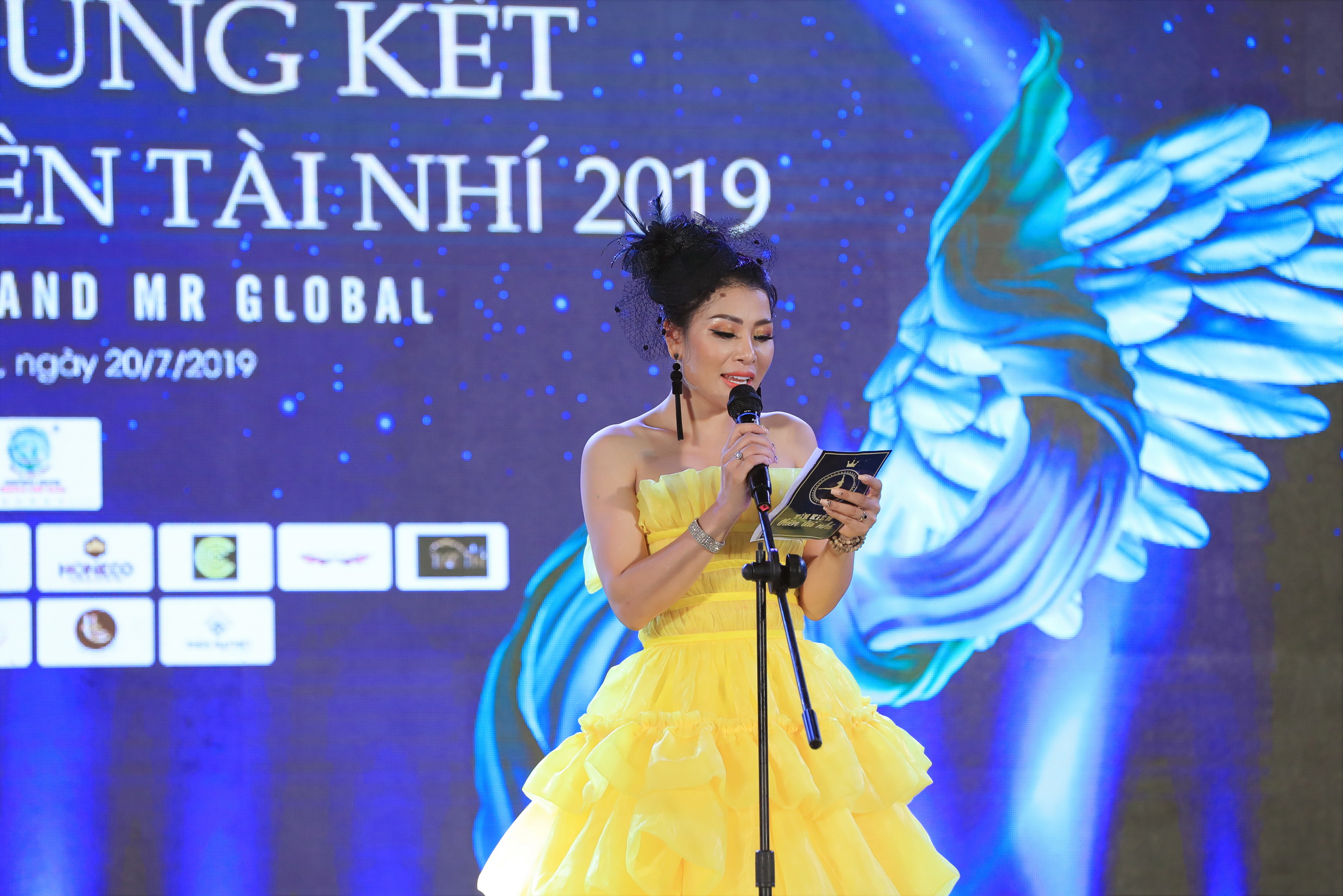 Hoa hậu Đàm Hương Thủy với vai trò Trưởng ban tổ chức phát biểu trong đêm chung kết cuộc thi.
