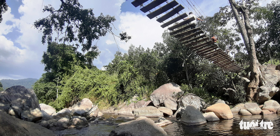 Cây cầu treo bắc trên suối để du khách đứng ngắm cảnh đẹp - Ảnh: LÊ TRUNG