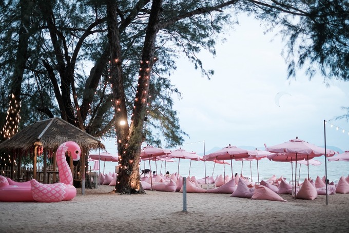 Quán bar màu hồng sát bờ biển Pattaya làm say lòng phái nữ
