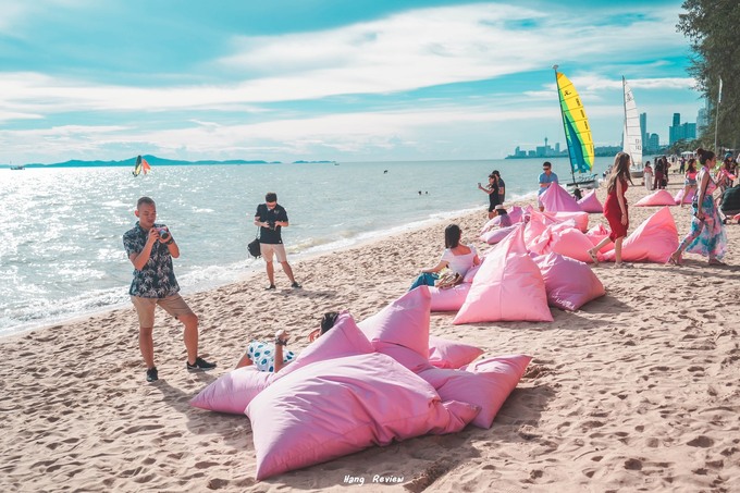 Quán bar màu hồng sát bờ biển Pattaya làm say lòng phái nữ1