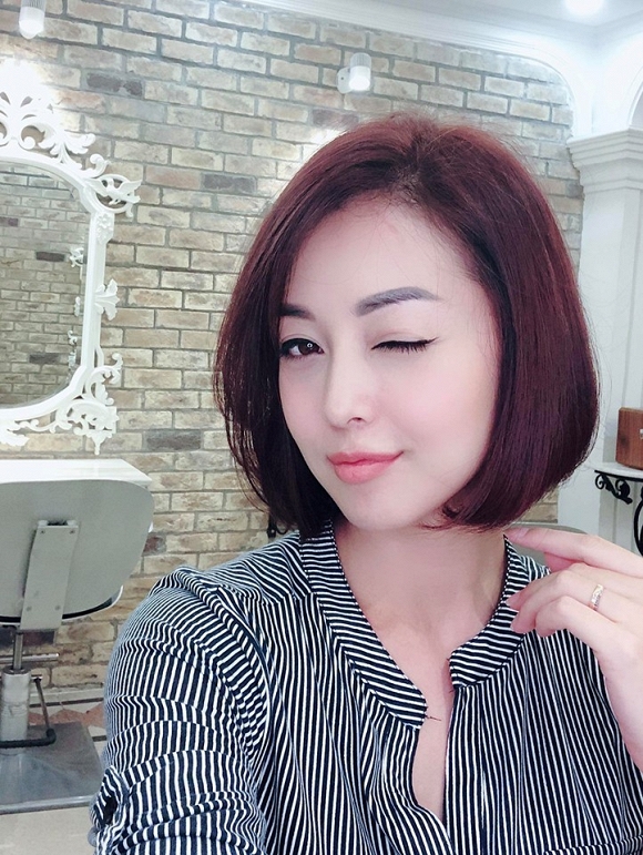 10. Vừa thông báo mang bầu lần 4, Hoa hậu Jennifer Phạm đã lột xác với tóc ngắn trẻ trung1