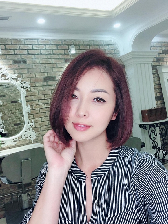 10. Vừa thông báo mang bầu lần 4, Hoa hậu Jennifer Phạm đã lột xác với tóc ngắn trẻ trung3