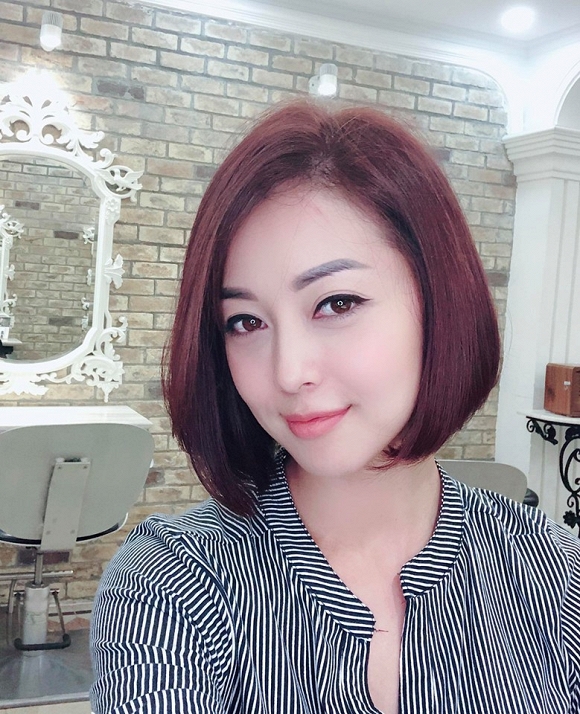 Hoa hậu Jennifer Phạm cắt tóc ngắn khi mang thai.