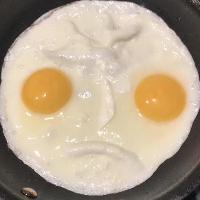 3. Món trứng này trông có vẻ bất mãn với chủ nhân