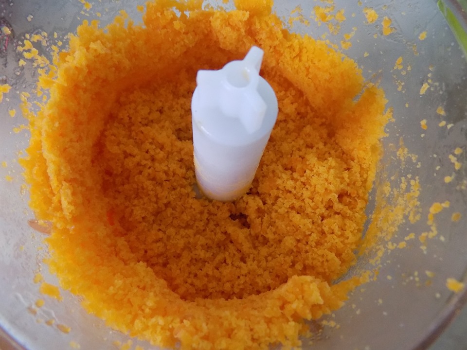 Sau đó lấy trứng ra cho vào máy sinh tố cùng bơ và sữa đặc xay nhuyễn. Khi hỗn hợp mịn dẻo thì tắt máy.