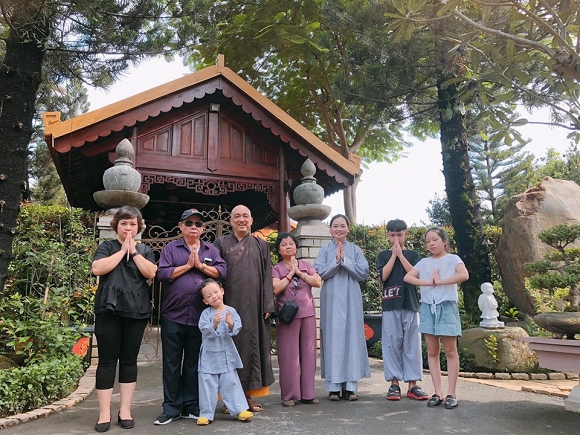 Trước đó, Ly Kute đã cùng con trai và gia đình đến thiền viện ở Đồng Nai để lễ Phật.