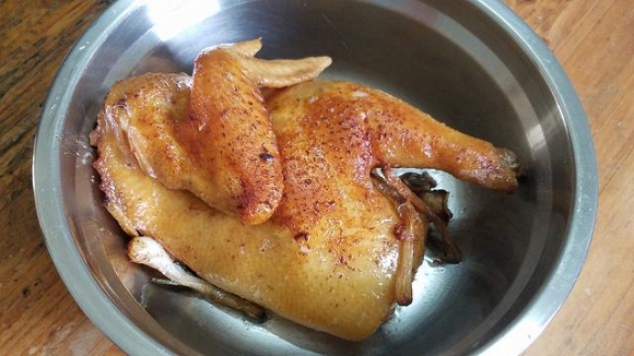 4. Đổ toàn bộ phần nước ướp và gia vị lên gà. Đặt bát gà vào trong nồi, đậy kín nắp và hấp trong khoảng 15 phút (nếu là gà to thì thời gian dài hơn).
