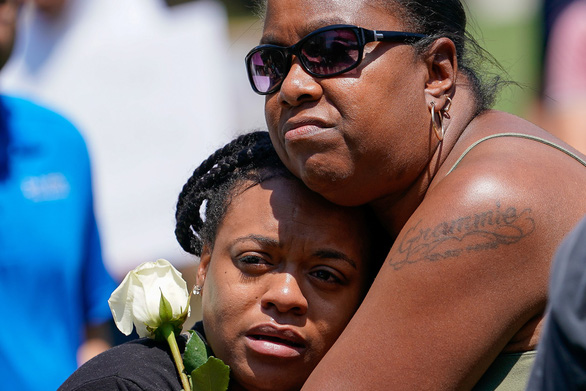 Người thân tiếc thương các nạn nhân trong vụ xả súng tại Ohio, Mỹ - Ảnh: REUTERS