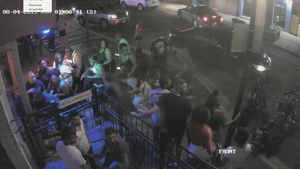 Hình ảnh từ camera tại hiện trường cho thấy cảnh khách hàng tháo chạy sau khi hung thủ bắt đầu nổ súng - Ảnh: REUTERS